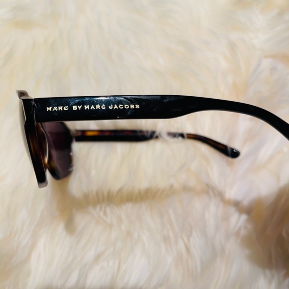 Marc Jacobs Sunglasses 😎🤩 - Picture 3 of 8